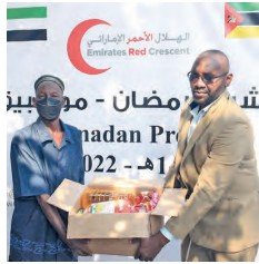 Muinde Abucara, à direita, na cerimónia de entrega de cestas básicas à comunidade muçulmana da cidade da Matola