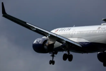 Funcionário de aeroporto nos EUA morre após ser sugado por motor de avião