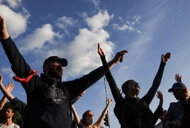 Protestos na França: Milhares de pessoas nas cerimónias fúnebres de Naël